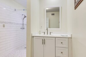 Apartment (2 Bedrooms) | Interior - Walkable Mobile Apartment w/ Fenced-in Yard (Mobile)