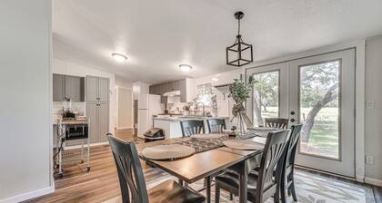 Country Harwood Retreat: Trails, Creek & Wildlife