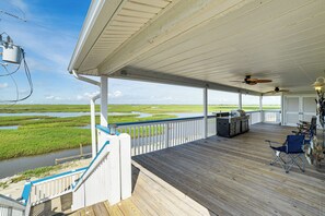 Interior - Sunset Views & Large Deck: Home in Crystal Beach! (Port Bolivar)