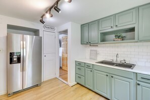 House (2 Bedrooms) | Interior - 3 Mi to Dtwn Syracuse: Home w/ Fenced Yard! (Syracuse)