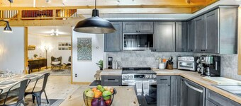 Stylish Catskills Retreat: Year-round Adventure!