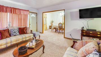 House (3 Bedrooms) | Living area | TV, books