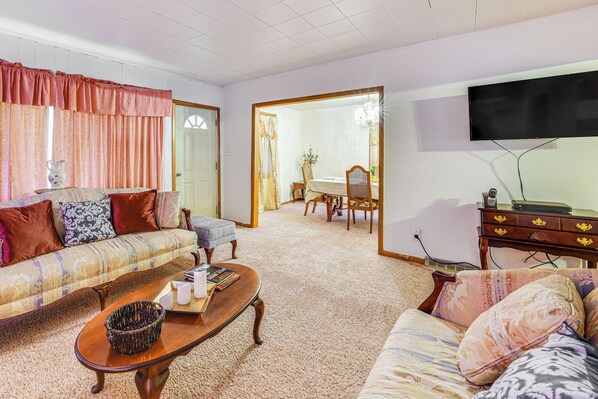 House (3 Bedrooms) | Living area | TV, books