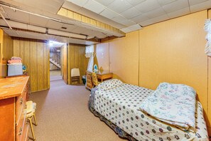 Interior - Ottawa Home w/ Porch, Near Starved Rock State Park (Ottawa)