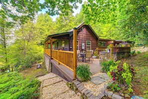 A wooden cabin with a deck, surrounded by lush greenery and a stone pathway. - Dreamy Damascus Cabin ~ 1 Mi to Appalachian Trail (Damascus)