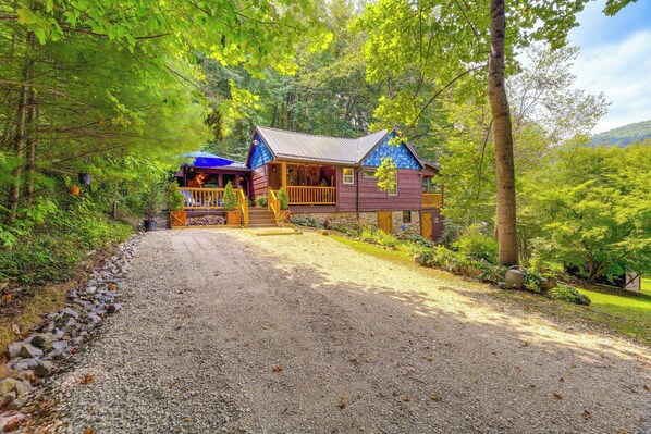 A cabin with a porch, surrounded by trees and a gravel driveway. - Dreamy Damascus Cabin ~ 1 Mi to Appalachian Trail (Damascus)