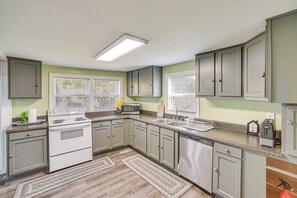 House (2 Bedrooms) | Interior - Lake Guntersville Home: 1 Mi to Boat Ramp! (Guntersville)