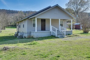 House (2 Bedrooms) | Interior - Lake Guntersville Home: 1 Mi to Boat Ramp! (Guntersville)