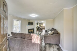 House (2 Bedrooms) | Interior - Lake Guntersville Home: 1 Mi to Boat Ramp! (Guntersville)