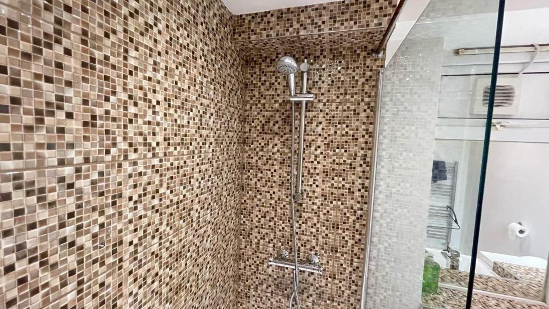 Apartment | Bathroom | Combined shower/bathtub, deep-soaking bathtub, free toiletries