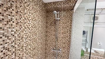 Apartamento | Banheiro | Chuveiro/banheira combinados, banheira de imersão
