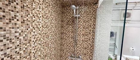 Lejlighed | Badeværelse | Kombination af bruser/badekar, dybe badekar, gratis toiletartikler