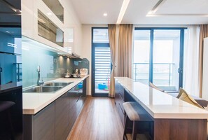 Leilighet – premium | Eget kjøkken | Kjøleskap, mikrobølgeovn (på forespørsel), kokeplater og riskoker