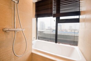 Departamento Premium | Baño | Amenidades de baño de diseñador, secadora de cabello, pantuflas, bidet 