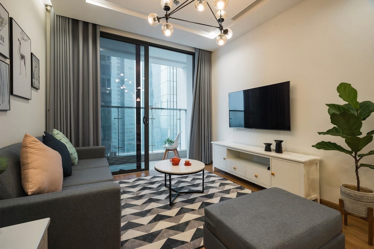 Executive Apartment | Hypo-allergenic bedding available, desk, laptop workspace