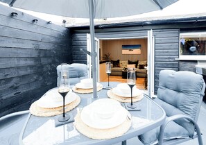 Outdoor dining - 1 min from the best food and drink. 10 mins to beach (St Agnes)