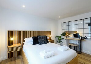 2 bedrooms, iron/ironing board, WiFi, bed sheets - 1 min from the best food and drink. 10 mins to beach (St Agnes)