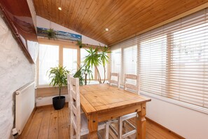 Dining - Vibey guest house. 5 mins to pubs + cliff walks. (St Agnes)