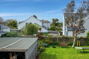 Outdoor dining - Vibey guest house. 5 mins to pubs + cliff walks. (St Agnes)