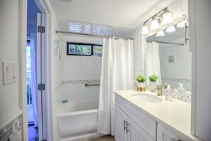 Douche, séchoir à cheveux, serviettes fournies