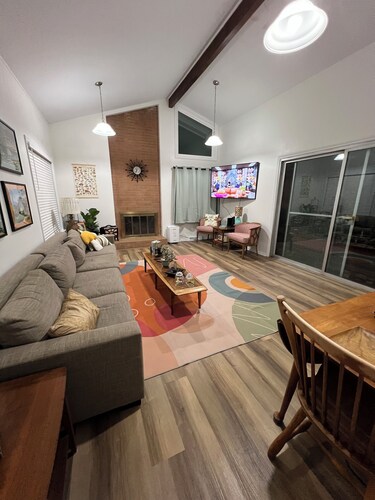 Race City Pit Stop a charming MCM 4-bdrm house with WiFi and AC in Mooresville