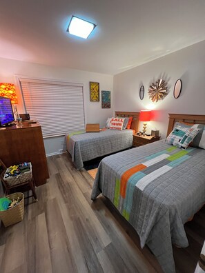4 chambres, bureau, fer et planche à repasser, lit de bébé portatif