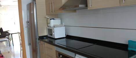 Refrigerador, microondas, horno y lavavajillas