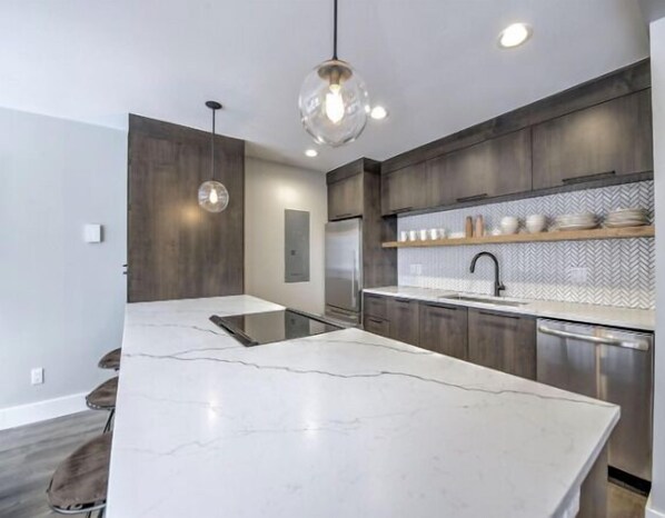 Condo, varias camas, patio, vista a la alberca (Park Place C-103) | Cocina privada | Refrigerador, microondas, horno y parrilla de estufa