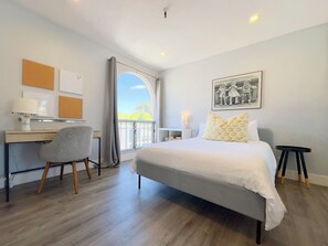 2 bedrooms, desk, iron/ironing board, travel cot - 2-bedroom penthouse condo with AC and Ocean/Bay Views (San Diego)