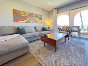 Smart TV, books - 2-bedroom penthouse condo with AC and Ocean/Bay Views (San Diego)