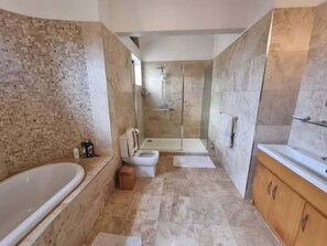 House | Bathroom - House - Kampala - 6 Bedrooms - Parking - Garden (Kampala)