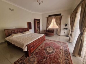 House | 6 bedrooms, iron/ironing board, free WiFi, bed sheets