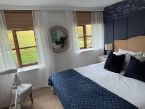 3 bedrooms, iron/ironing board, travel crib, WiFi - Spacious barn conversion in quiet 2 acre gardens, Cornwall Coast  Lily Cottage  (Looe)