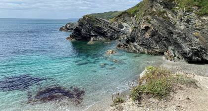 Spacious barn conversion in quiet 2 acre gardens, Cornwall Coast Lily Cottage