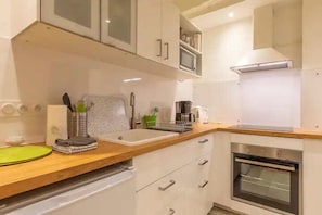Fridge, microwave, oven, coffee/tea maker
