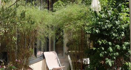 Maisonette indépendante tout confort, avec terrasse fleurie et ensoleillée.