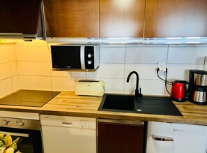 冷蔵庫、電子レンジ、オーブン、食器洗い機