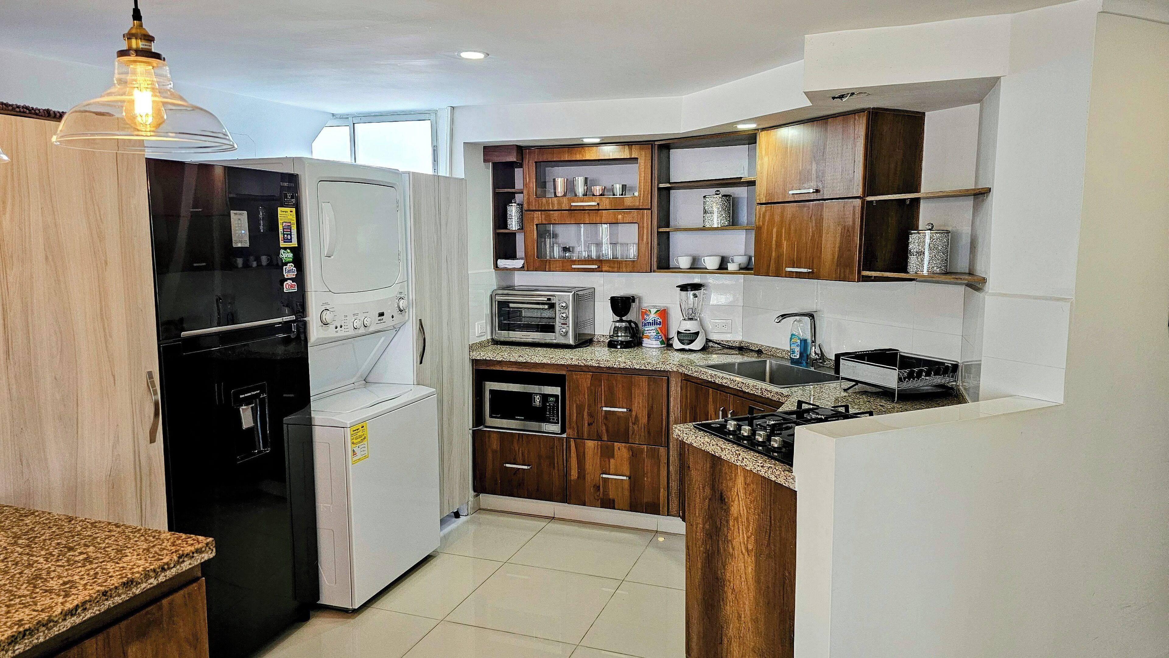 Geladeira, micro-ondas, cafeteira/chaleira, liquidificador