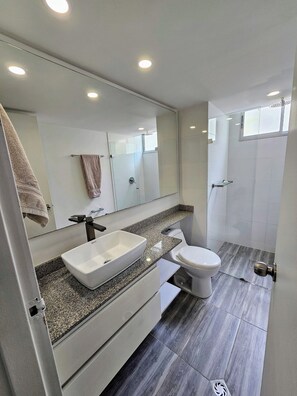 Hair dryer, towels, soap, toilet paper - Apartment in the heart of El Poblado, steps from the Zona Rosa (Medellín)