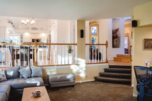 Smart-TV, bøker, stereoanlegg og PC-skjermer