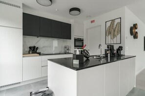 Frigorífic, microones, forn i placa de cuina 