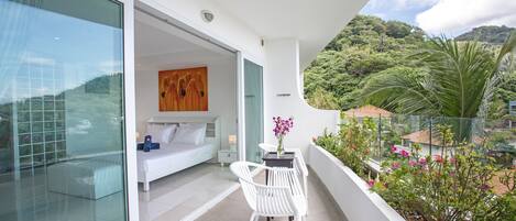 Apartamento exclusivo, 2 quartos, sacada, vista parcial para o mar | Sacada