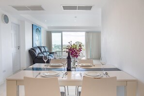 Appartement Exclusif, 2 chambres, balcon, vue partielle sur la mer | Restauration dans la chambre