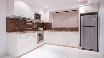 เอ็กซ์คลูซีฟอพาร์ทเมนท์, 2 ห้องนอน, ระเบียง, เห็นวิวทะเลบางส่วน | ครัวส่วนตัว