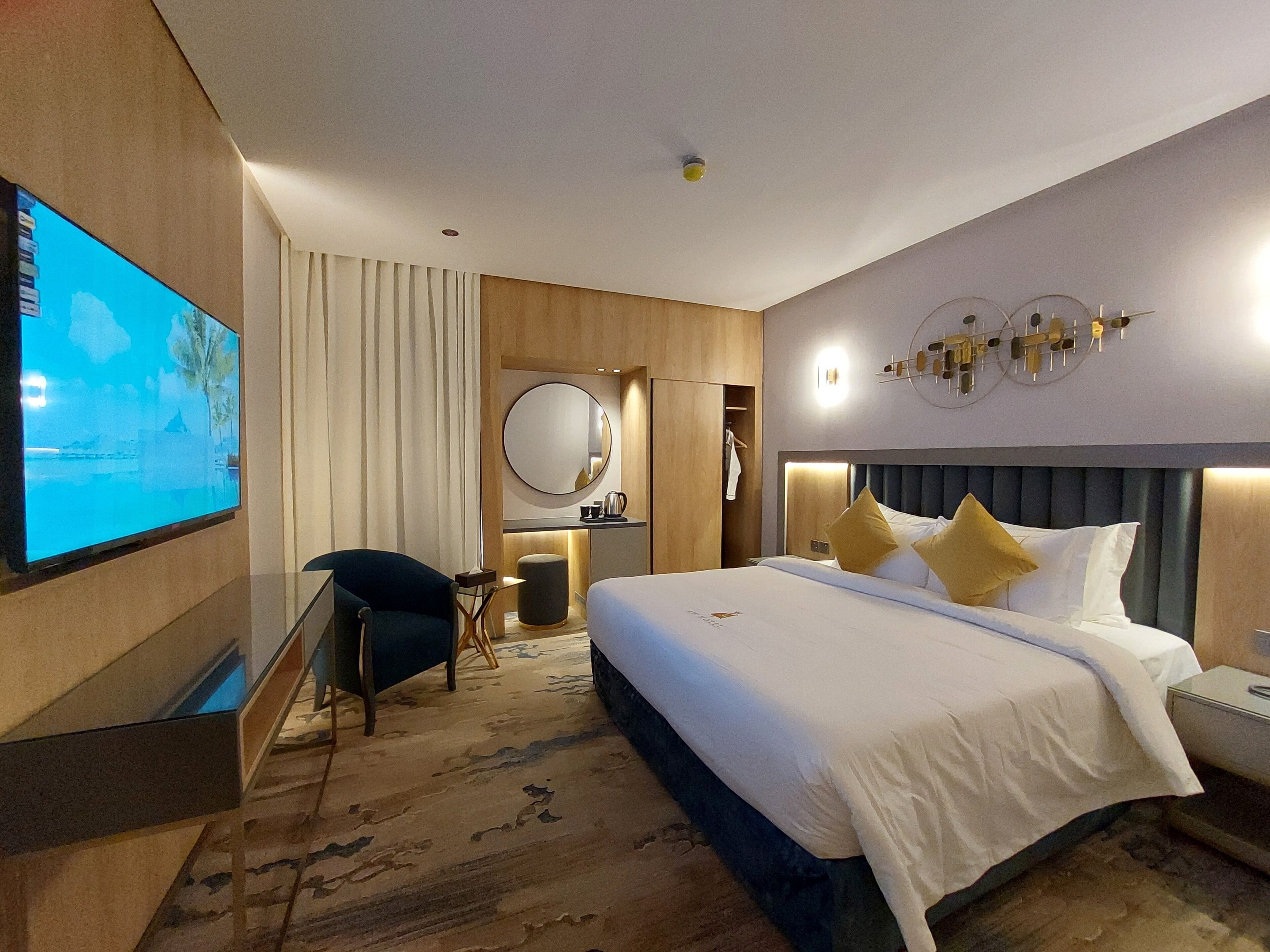 Standard Double Room, 1 King Bed, City View | In-room safe, desk, laptop workspace, soundproofing