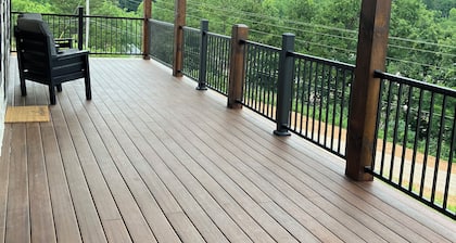 Living Waters Estates, Elegant 3 BR Home with kids area, hot tub, sleeps 12