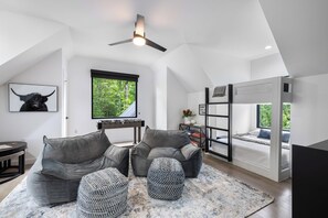 4 habitaciones, tabla de planchar con plancha y cuna de viaje