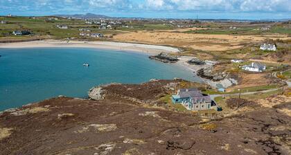 The Nook - a dog that sleeps 10 guests in 5 bedrooms