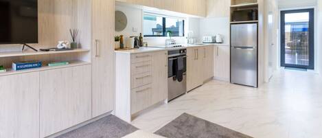 Een koelkast, een microgolfoven, een oven, een kookplaat