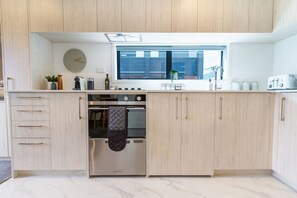 Een koelkast, een microgolfoven, een oven, een kookplaat